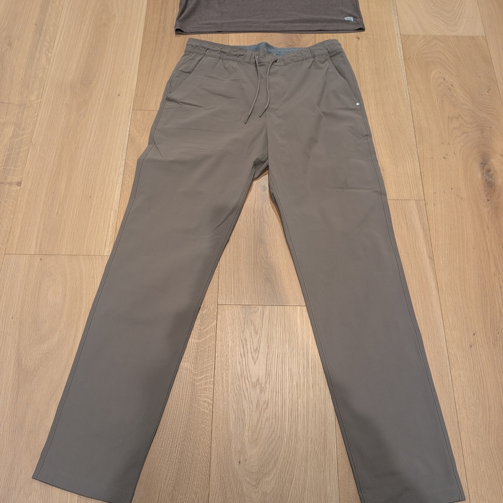 Vuori Men's Stretch Chinos in Taupe